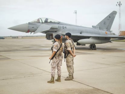 Dos militares españoles, ante un caza Eurofighter en la base aérea de Morón de la Frontera (Sevilla), en una imagen de archivo.