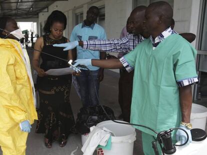Algunos enfermeros ensayan el protocolo de intervención en caso de Ébola en Kinshasa, en 2014.