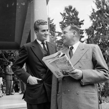 Don Juan Carlos con su padre el 25 de julio de 1957. Juan de Borbón y Battenberg es el quinto de los seis hijos (tercero de los varones) de los reyes Alfonso XIII y Victoria Eugenia. Su hermano mayor, Alfonso, príncipe de Asturias, renuncia a sus derechos en 1933 para casarse con la cubana Edelmira Sampedro. Hemofílico, fallece en un accidente de tráfico en 1938. Su otro hermano mayor, Jaime, sordo desde niño, renuncia a sus derechos dinásticos por orden paterna para que Juan fuese el heredero. El menor, Gonzalo, también hemofílico, murió en otro accidente de tráfico con 19 años. Las hermanas, Beatriz y María Cristina, se casarían con aristócratas italianos y se quedarían a vivir en Italia.