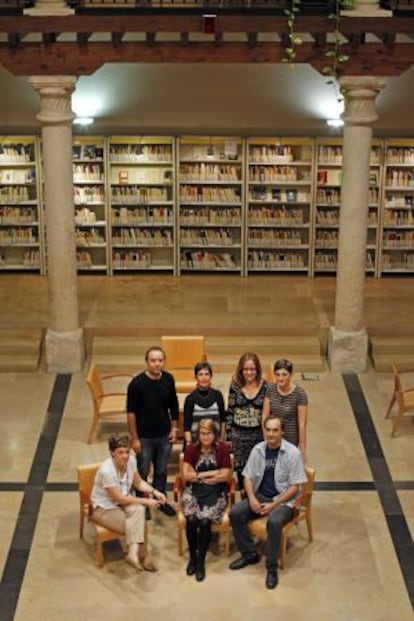Patio central de la biblioteca pública de Guadalajara. De pie, Josean Pérez, Blanca Calvo (directora), Aurora López y Pilar Martínez. Sentados, Emma Jaraba, Mercedes Garulo y Antonio Durán.
