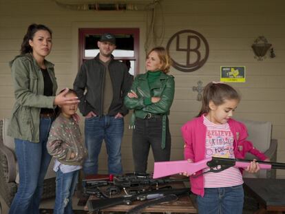 Almudena Ariza, con una española emigrada a Texas y su familia, que le muestran su arsenal de armas, en el primer capítulo de 'Españoles en conflictos'.