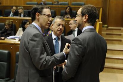 El alcalde Maroto, de espaldas, hablar con Gatzagaetxebarria y Urkullu, antes de arrancar el pleno.