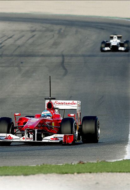 Fernando Alonso, líder de la jornada de entrenamientos, rueda por delante de Pedro de la Rosa (Sauber), que concluyó segundo