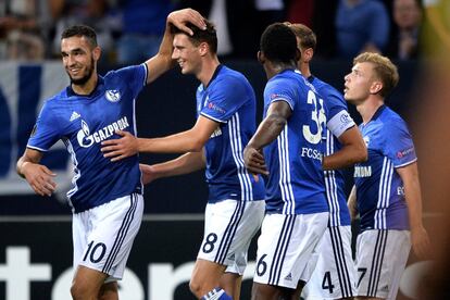 Leon Goretzka celebra el gol marcado para el Schalke 04 en su partido contra el Salzburgo. 
