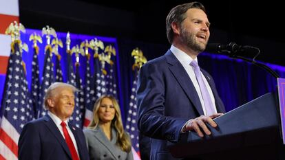 J. D. Vance habla a miles de simpatizantes de Trump (al fondo, junto a su esposa Melania) durante la noche electoral en West Palm Beach (Florida). 