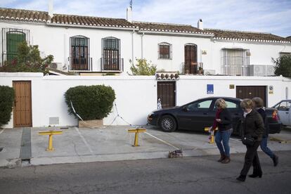 Vivienda precintada en Fuengirola tras la muerte de una mujer.