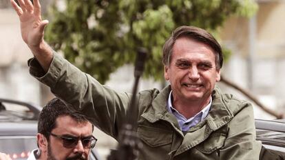 Bolsonaro após votar no Rio de Janeiro neste domingo, 28