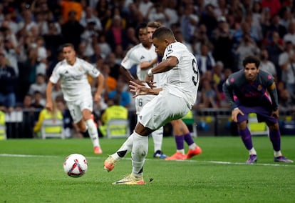 Kylian Mbappé lanzando el penalti que puso el 4-1 en el partido contra el Espanyol, este sábado.