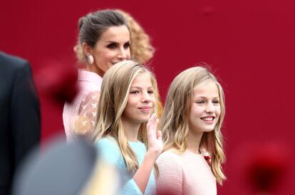 La Reina y sus hijas saludan a la gente que las aguardaba a su llegada al desfile.