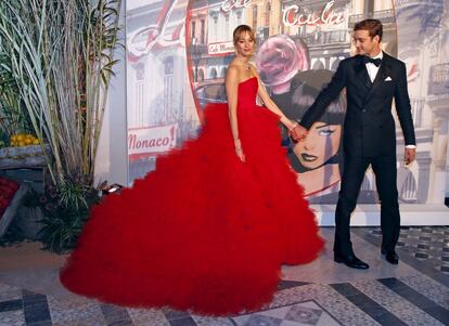 Pierre Casiraghi y Beatrice Borromeo, con un espectacular traje rojo. 