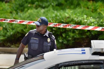 La policía pidió por Twitter que quienes se hubiesen escondido del tiroteo en locales del centro comercial llamase al número de emergencias para ser rescatados por los agentes de operaciones especiales. En la imagen, un agente de policía investiga en la zona del tiroteo.