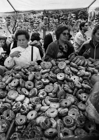 Un puesto con las tradicionales rosquillas en la verbena de San Isidro, el 15 de mayo de 1993. Las rosquillas listas están cubiertas de azúcar, mientras las tontas no llevan nada por encima.