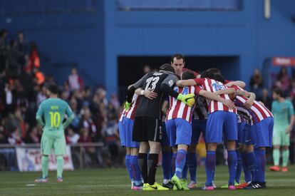 Los jugadores del Atlético de Madrid se concentran minutos previos al inicio del partido ante el FC Barcelona.