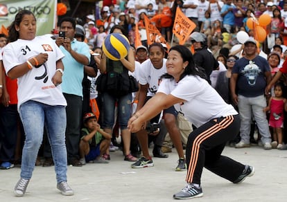 La candidata Keiko Fujimori juega un partido de voleibol a las afueras de Lima.