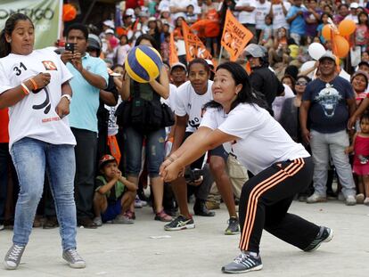La candidata Keiko Fujimori juega un partido de voleibol a las afueras de Lima. 