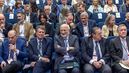 En el centro, el empresario Juan Roig junto al presidente del Cercle d'Economia, Jaume Guardiola (a su derecha) y del presidente de AVE, Vicente Boluda, este martes en La Marina de Empresas de Valencia.