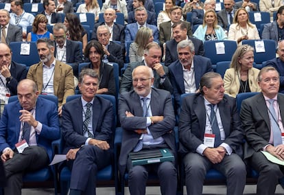 En el centro, el empresario Juan Roig junto al presidente del Cercle d'Economia, Jaume Guardiola (a su derecha) y del presidente de AVE, Vicente Boluda, este martes en La Marina de Empresas de Valencia.