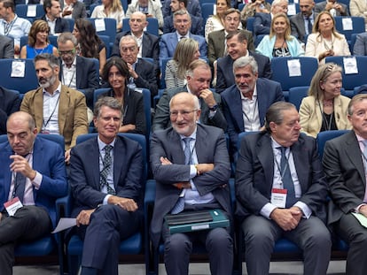 En el centro, el empresario Juan Roig junto al presidente del Cercle d'Economia, Jaume Guardiola (a su derecha) y del presidente de AVE, Vicente Boluda, este martes en La Marina de Empresas de Valencia.