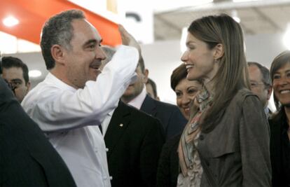 La princesa de Asturias conversa con el cocinero Ferran Adriá durante la inauguración de la Feria Internacional, Alimentaria 2010, en Hospitalet de Llobregat, Barcelona.