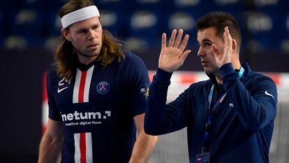 Raúl González, entrenador del PSG, junto a Hansen.