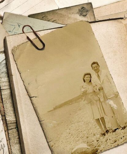 Los padres de Héctor Aguilar Camín, durante su luna de miel. Esa foto, usada para la cubierta de su libro, sirvió de motor a la memoria del autor.