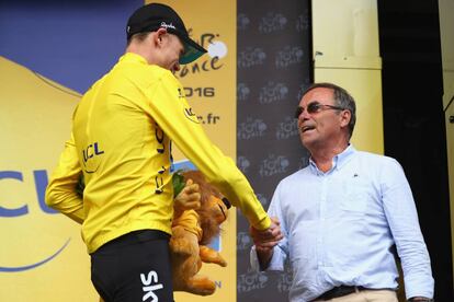 Froome saluda a Hinault después de una etapa del Tour.