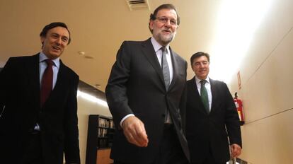 Mariano Rajoy con Rafael Hernando y Jos&eacute; Antonio Berm&uacute;dez de Castro.
 