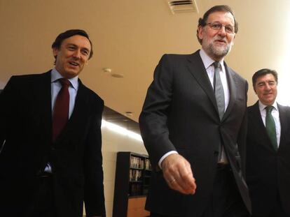 Mariano Rajoy con Rafael Hernando y Jos&eacute; Antonio Berm&uacute;dez de Castro.
 
