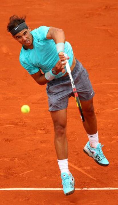 Nadal ejecuta un saque en París.