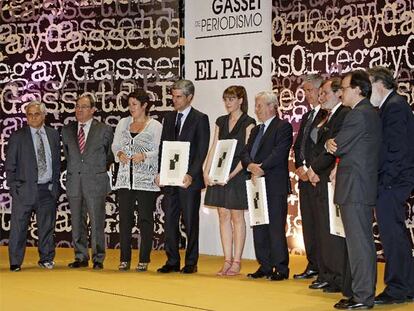 Los ganadores y los miembros del jurado: de izquierda a derecha, Juan Cruz, Jesús Ceberio, Montserrat Domínguez, Adolfo Suárez Illana, Amaya García, Jorge Martínez Reverte, Javier Moreno, Cristina Iglesias, Juan Luis Cebrián, Rosa Conde, Joaquín Estefanía y José María Ridao.