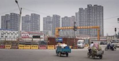 Vista de obras de construcción en un nuevo suburbio en el que se adelantan proyectos de vivienda a gran escala, en Pekín (China). EFE/Archivo