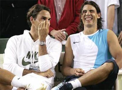 Federer y Nadal bromean durante la 'Batalla de las superficies'