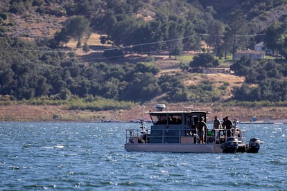 Varios barcos buscan a Naya Rivera en el lago Piru, en California, el 10 de julio de 2020.