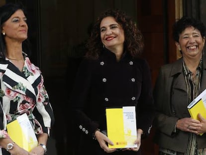 La ministra de Hacienda, María Jesús Montero, de oscuro, junto a la subsecretaria de Hacienda, Pilar Paneque, y flanqueadas por las secretarias de Estado de Presupuestos y Gastos, María José Gualda, y de Hacienda, Inés Bardón, este lunes, en el Congreso de los Diputados, donde presentaron el proyecto de Ley de Presupuestos Generales del Estado para 2019.