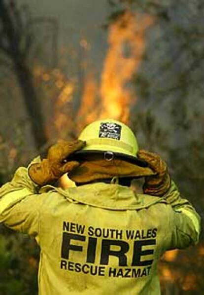 Un bombero trabaja en las tareas de extinción en Berowra, al norte de Sydney.