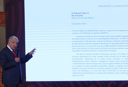 López Obrador lee la carta enviada al rey de España en 2019, este jueves en Palacio Nacional. 