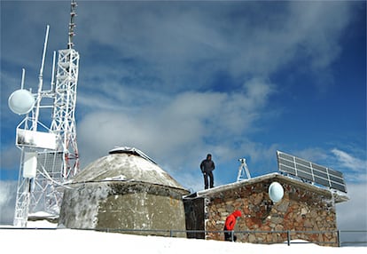 Los ingenieros de la UPC Joan Montanyà y David Romero, en la Torre del Águila.