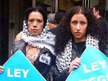 La cantante Cristina del Valle (izquierda), en la protesta en León.
/ EFE