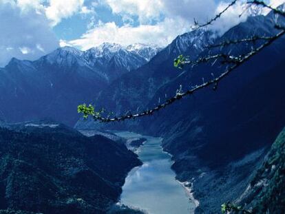 El cañón del río Yarlung Tsangpo discurre entre algunas de las montañas más elevadas del planeta.