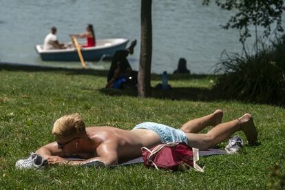 Según el portavoz de la Aemet, la próxima semana será posible un desarrollo de nubosidad diurna que podría provocar tormentas aisladas pero localmente intensas, con granizo y rachas de viento fuerte, sobre todo en entornos montañosos de la mitad oriental peninsular sin descartar en zonas llanas de meseta. En la imagen, ambiente en el parque del Retiro de Madrid.