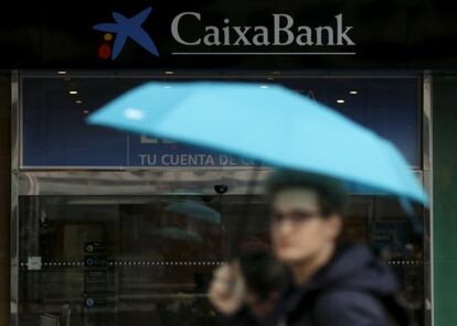 Llueven resultados, Un hombre frente a una sucursal de Caixabank en madrid. 