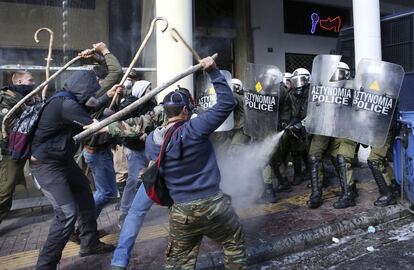 Un grupo de ganaderos de la isla de Creta se enfrenta a la policía antidisturbios griega durante una protesta contra la reforma fiscal y de pensiones ante el Ministerio de Agricultura, en Atenas (Grecia).