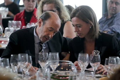 Alfredo Pérez Rubalcaba y Carme Chacón, en un acto de la campaña electoral en Barcelona.