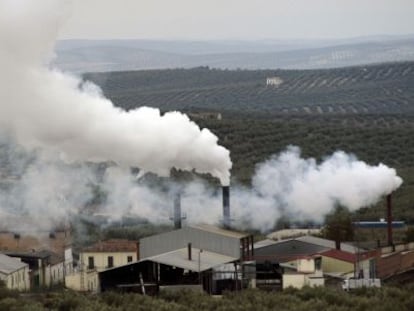 Emisiones de humos en la orujera de Martos (Ja&eacute;n).