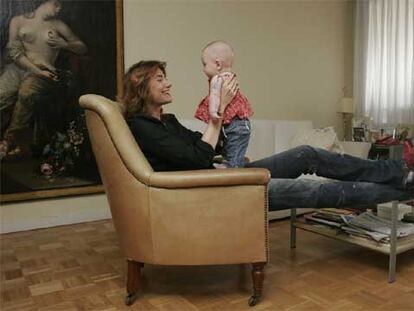La profesora de la UNED Amparo Serrano de Haro, con su hija Elisa, de cinco meses.