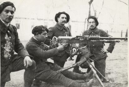 Auguste Fourrer com uma metralhadora Hotchkiss. Como muitos de seus colegas de armas, o soldado francês sofreu um ataque com gás venenoso. Durante o resto de sua vida, sua respiração ficaria comprometida (com numerosos ataques de tosse) e acabaria morrendo de câncer de pulmão.