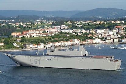 El buque de la Armada <i>Juan Carlos I</i> entra en la ría de Ferrol.