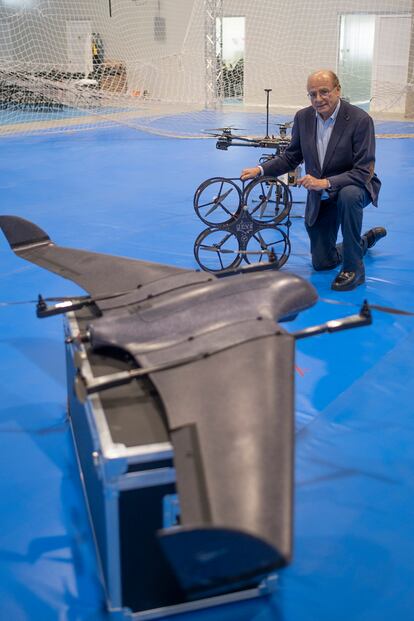 Aníbal Ollero posa con otro de los drones de la Universidad de Sevilla.