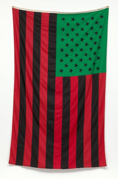 El artista David Hammons creó una bandera afroamericana con colores más propios del continente africano: rojo, verde, marrón.