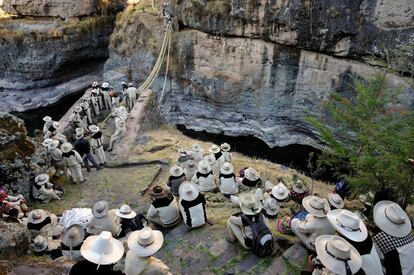 Recibe el nombre de Q’eswachaka: un puente de cuerda hecha de paja sobre el río Apurímac, en los Andes, que forma parte de las rutas ancestrales del imperio inca. Su creación se remonta mucho antes de la llegada de los españoles. Y desde entonces, las tribus de la zona lo deshacen y rehacen una vez al año para evitar, según su creencia, un castigo de las divinidades.